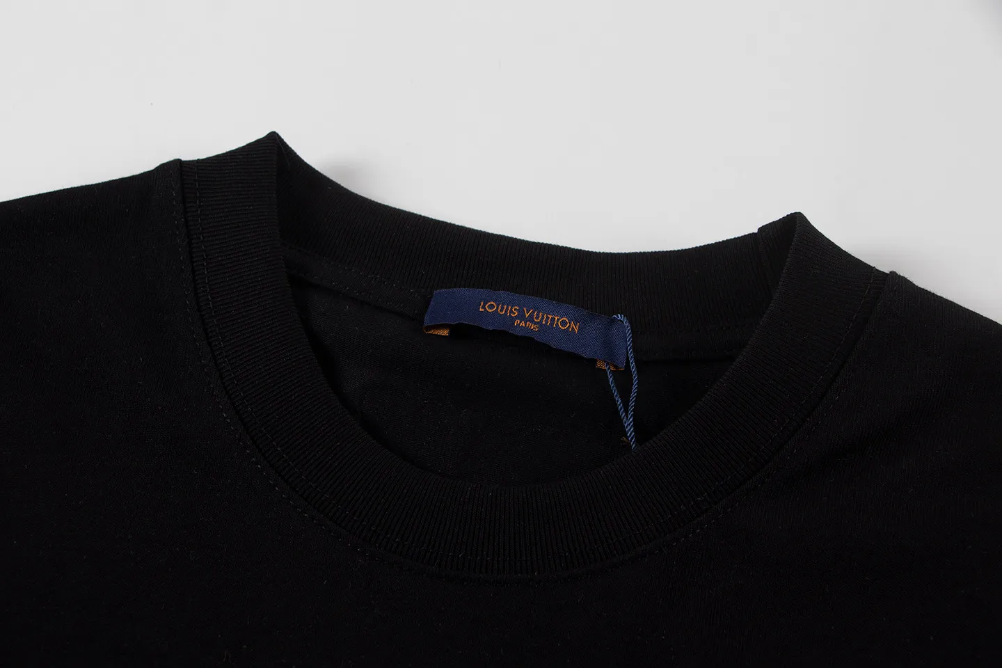 🅿️170 louis vuitto*2026 latest short-sleeved T-shirt (cow embroidery) Material: Made of high version 300g double yarn combed cotton Size: S M L XL Color: black and white Style number: W2638